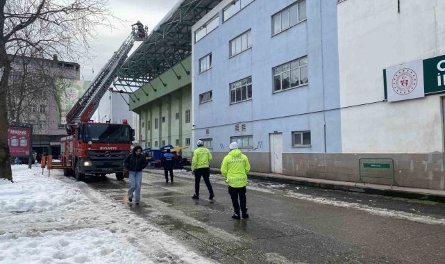 Ordu'da çatılardaki kar kütleleri ve buz sarkıtları temizlendi