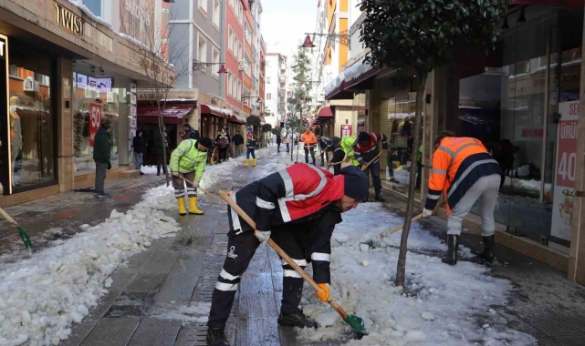 Ordu'nun caddelerinde kar temizliği