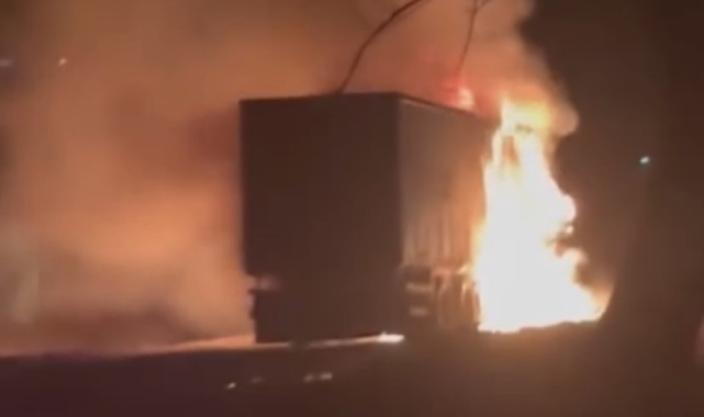 Osmaniye'de gübre yüklü kamyon alev alev yandı