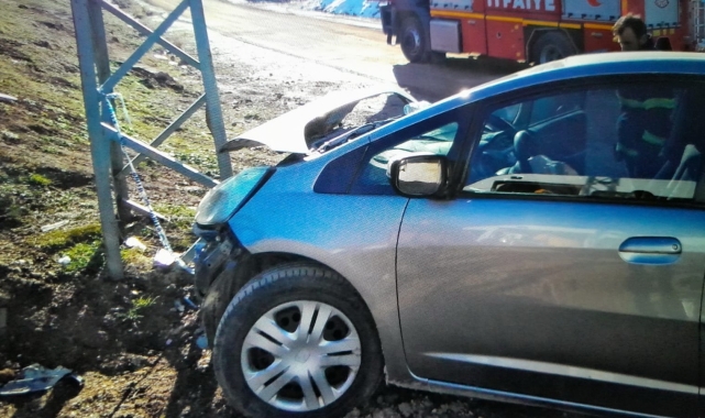 Otomobil elektrik direğine çarptı: 1 yaralı