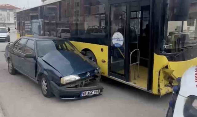 Otomobil ile yolcu otobüsü çarpıştı: 2 yaralı