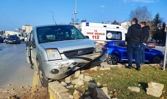 Otomobile çarpmamak için refüje çıktı: 2 yaralı