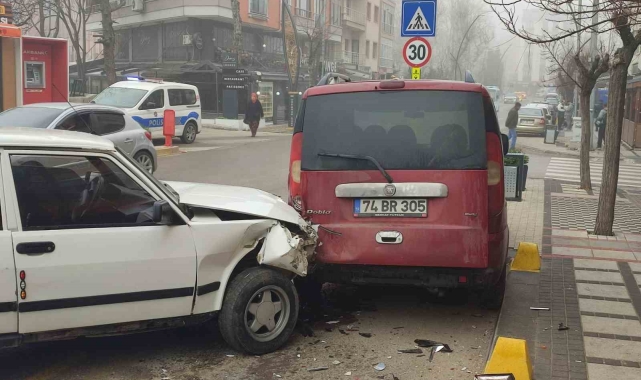 Otomobilin park halindeki araçlara çarptığı kaza anı güvenlik kameralarına yansıdı