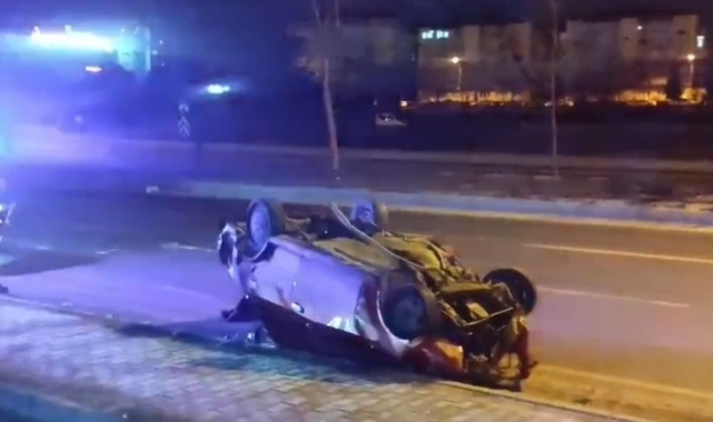 Otomobiller çarpıştı, alkol şişeleri ortalığa saçıldı: 4 yaralı