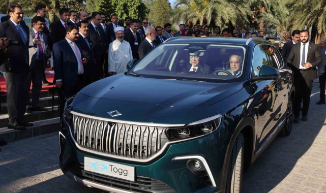 Pakistan'dan Erdoğan ve Şerif'in TOGG ile deneme sürüşüne Dombralı paylaşım