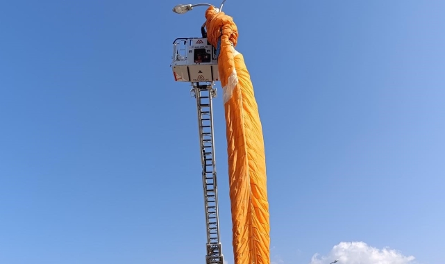 Paraşütçünün gökyüzü sefası aydınlatma direğine takıldı