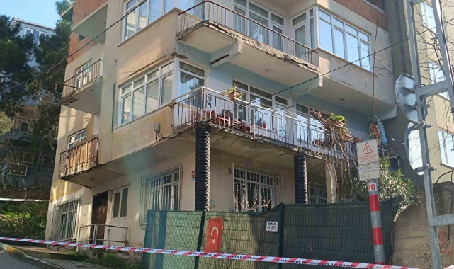 Pendik'te duvarlarından çatlama sesi gelen 3 katlı bina tahliye edildi
