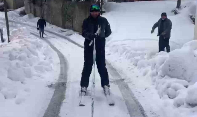 Pikabın arkasına bağladığı iple mahalle arasında kayak yaptı