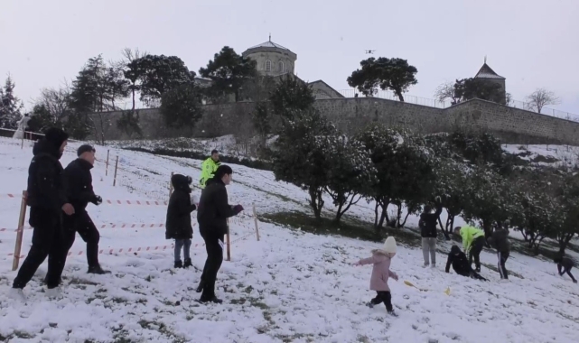 Polis ekiplerinin çocuklarla kar eğlencesi
