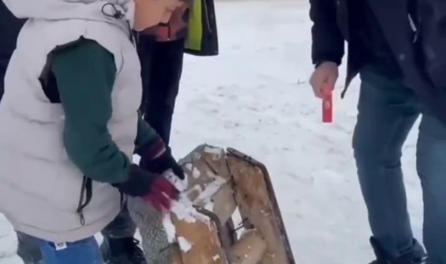 Polisin kızak tamiri görüntüsü yürek ısıttı