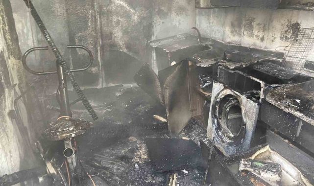 Prefabrik ev alev alev yandı: Eşyalar küle döndü