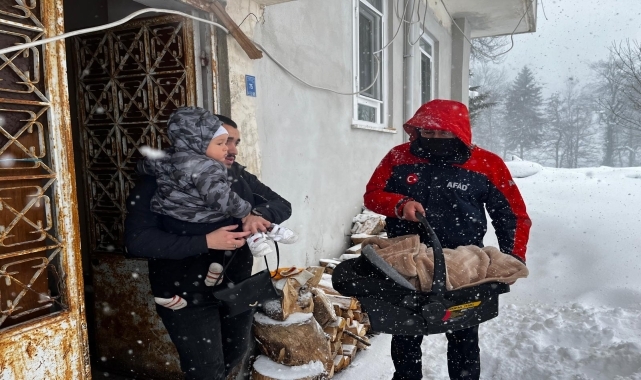 Rize'de yolu kardan kapanan köyde rahatsızlanan ikiz bebekleri AFAD ekipleri kurtardı