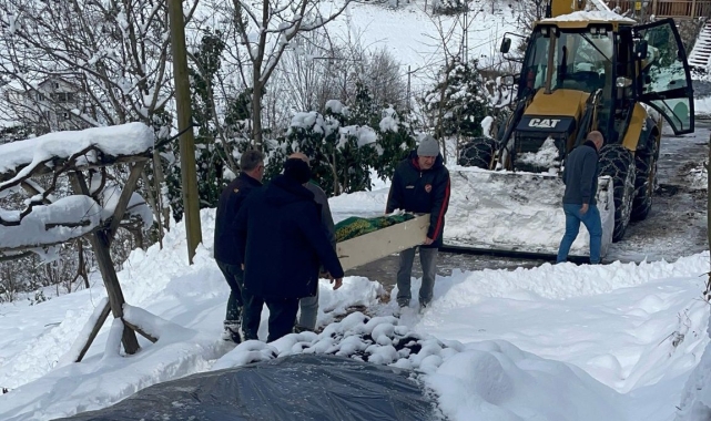 Rize&#039;de cenaze iş makinesi ile taşındı