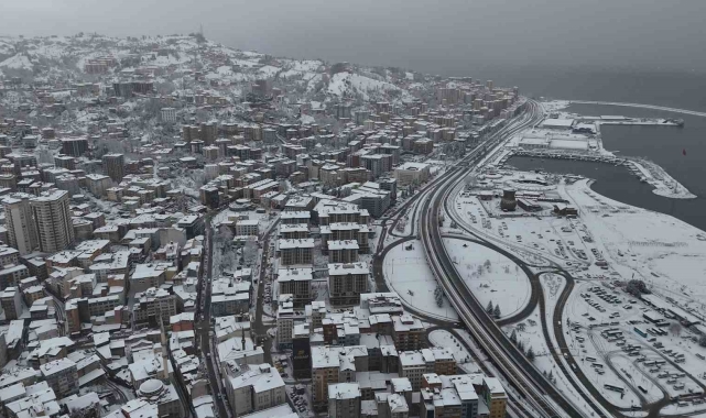 Rize'de şehir merkezi beyaza büründü