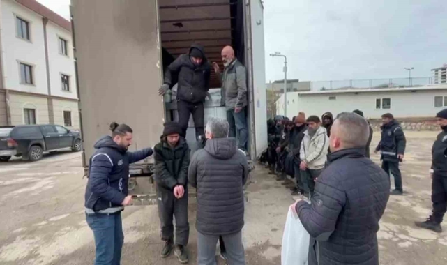 Rusya'dan gelen ham kauçuk yüklü tırdan 24 kaçak göçmen çıktı