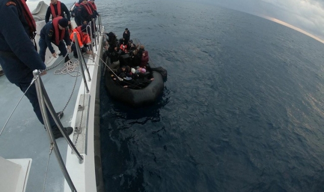 Sahil Güvenlikten göçmen mesaisi: 70'i karaya çıkartıldı
