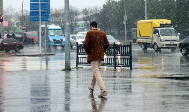 Sakarya'da şehir merkezinde kar yağışı başladı