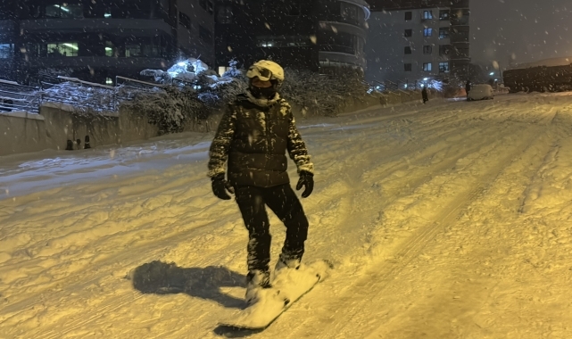 Samsun'da gençler, karla kaplı sokakta snowboard yaptı