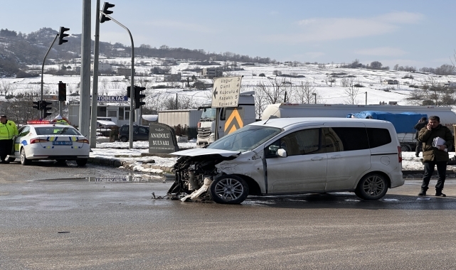 Samsun'da hafif ticari araç ile otomobilin çarpışması güvenlik kamerasına yansıdı