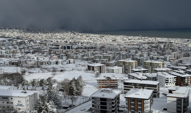 Samsun'da kar aralıklarla sürüyor