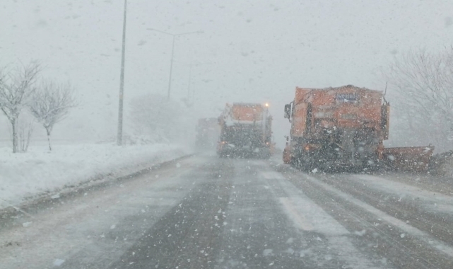 Samsun'da trafik polisleri kara yollarının açık kalması için çalışma yapıyor
