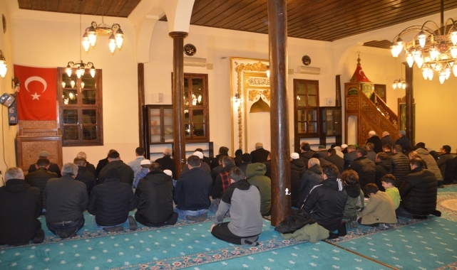 Samsun&#039;da vatandaşlar ilk teravihte tarihi camileri doldurdu