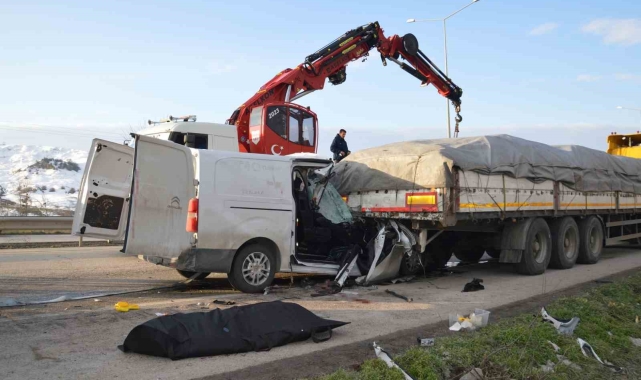 Samsun'da hafif ticari araç tıra çarptı: 1 ölü, 2 yaralı
