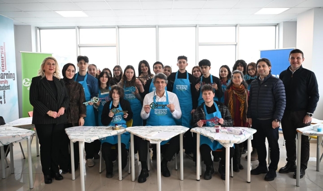 Sanat atölyesinde gençlere eğitim
