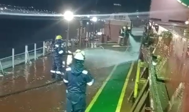 Sanko Limanı'nda kuru yük gemisinde çıkan yangın büyük ölçüde kontrol altına alındı