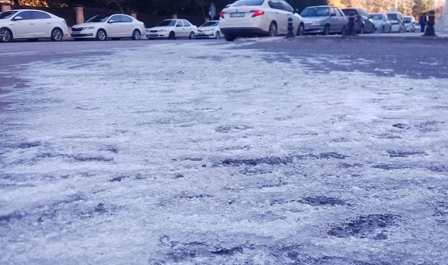 Şanlıurfa'da su birikintileri buz tuttu