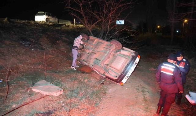 Şarampole devrilen otomobil ağaca çarparak durabildi: 3 yaralı