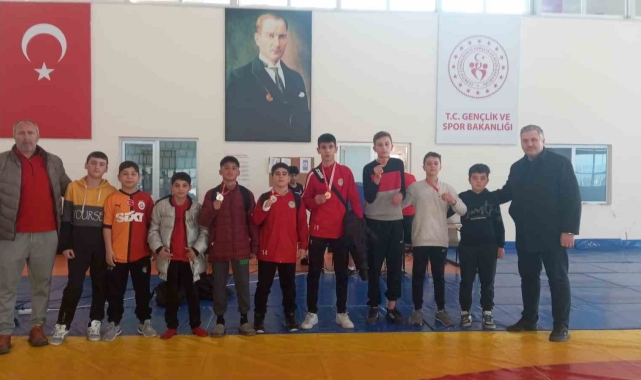 Sarıgöllü güreşçiler madalyaları topladı