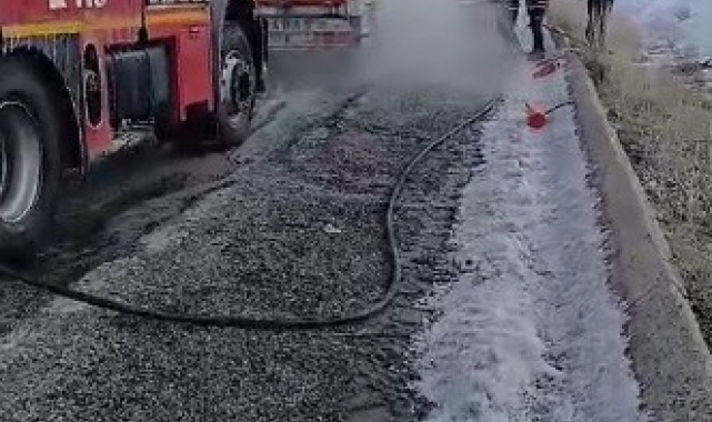 Sarıkamış'ta lastiği patlayan tır alev aldı