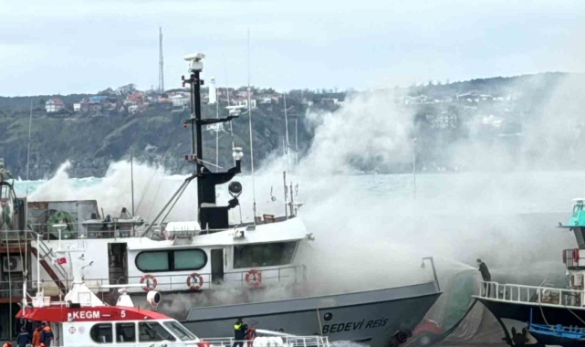 Sarıyer'de balıkçı teknesinde yangın: 2 kişi dumandan etkilendi