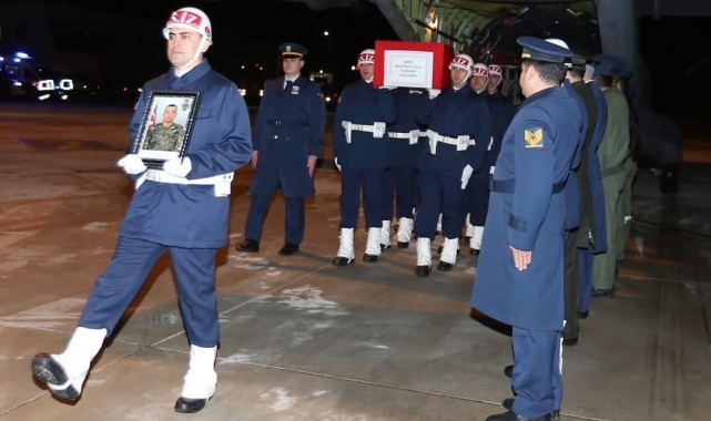 Şehit Mustafa Uslu'nun cenazesi havalimanında karşılandı