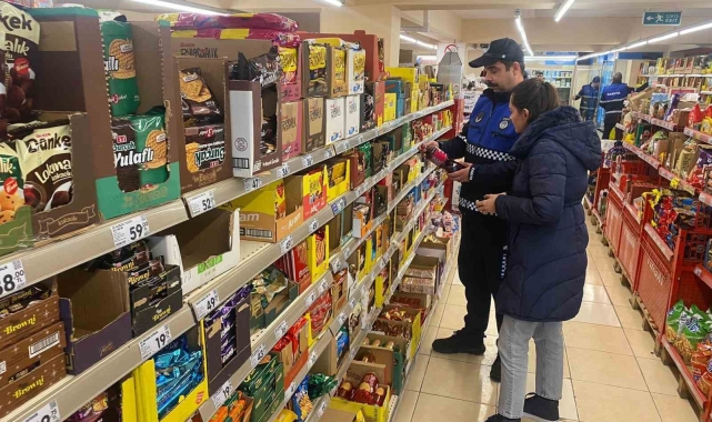 Selçuk'ta zincir marketlere zabıta denetimi