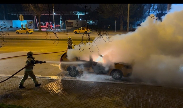 Seyir halinde bir anda alev alan araç kullanılamaz hale geldi