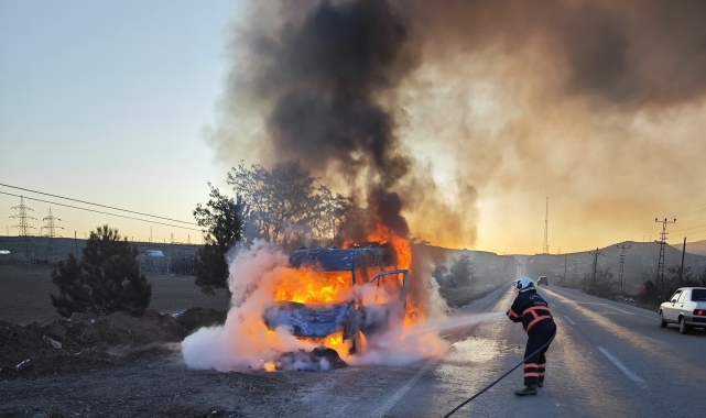 Seyir halindeki minibüs alev topuna dönüştü