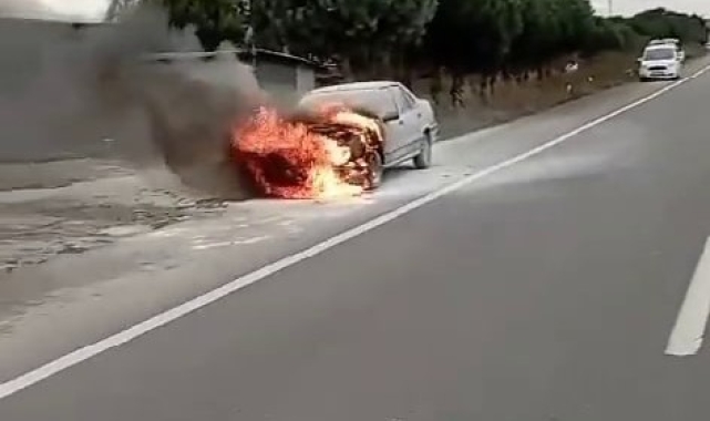 Seyir halindeki otomobil alev alev yandı