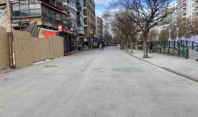 Sıcaklık eksi derecelere düşünce Eskişehir'in işlek caddesi sessizleşti