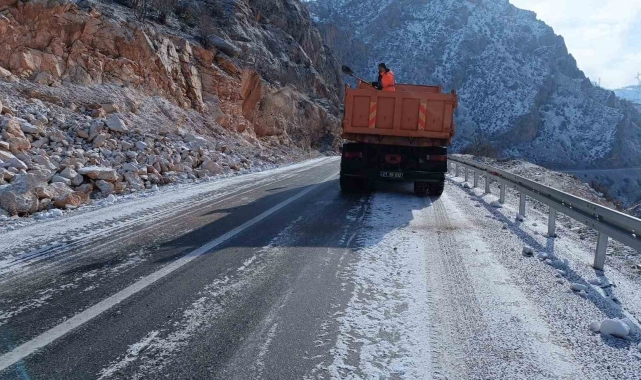 Siirt&#039;te buzlanmaya karşı tuzlama çalışmaları devam ediyor