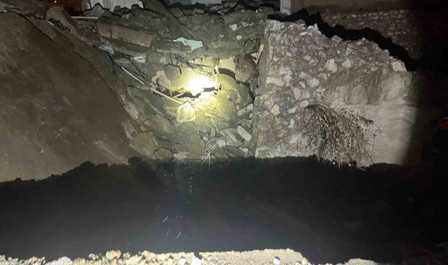 Siirt'te metruk bina çöktü