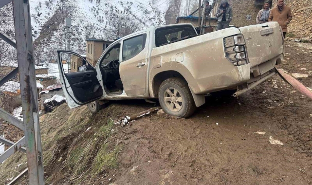 Siirt'te şarampole yuvarlanan araç kurtarıldı