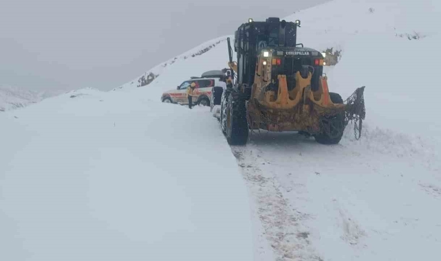 Siirt'te taşıdığı hasta ile yolda kalan ambulans kurtarıldı
