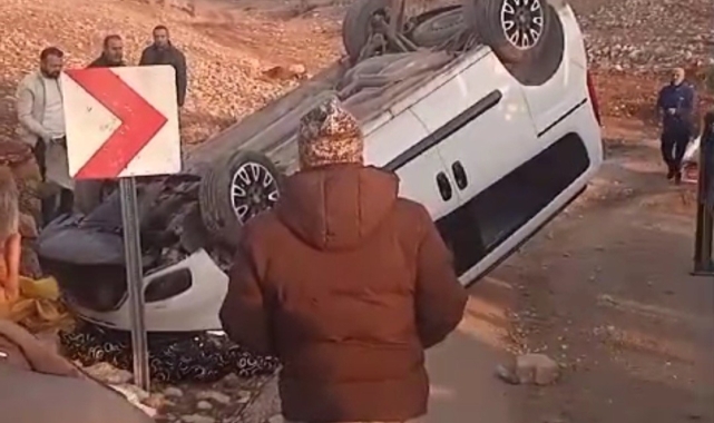Siirt'te virajı alamayan araç devrildi