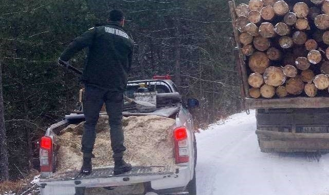 Simav'da orman yolunda kalan kamyonların imdadına orman işletme müdürlüğü ekipleri yetişti