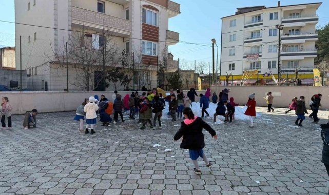Sinop'ta kar çocukların ayağına getirildi