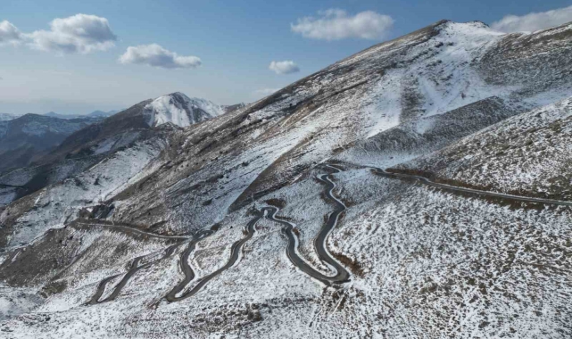 Şırnak'ta beyaza bürünen kıvrımlı yollar dronla görüntülendi