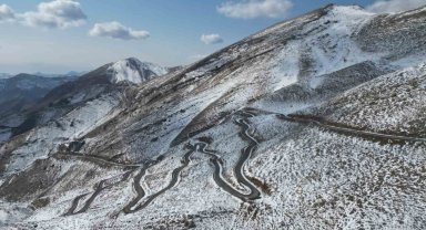 Şırnak'ta beyaza bürünen kıvrımlı yollar dronla görüntülendi