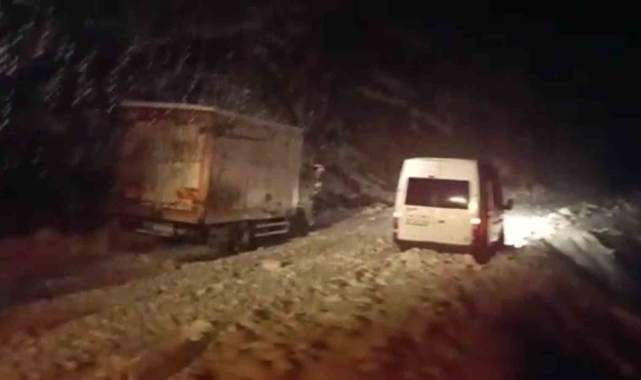 Şırnak'ta ekiplerin kar nöbeti devam ediyor